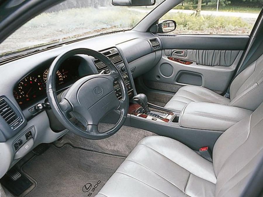 Интерьер Lexus GS300 (S140) 1993 года  (EU) (фото 12 из 13)